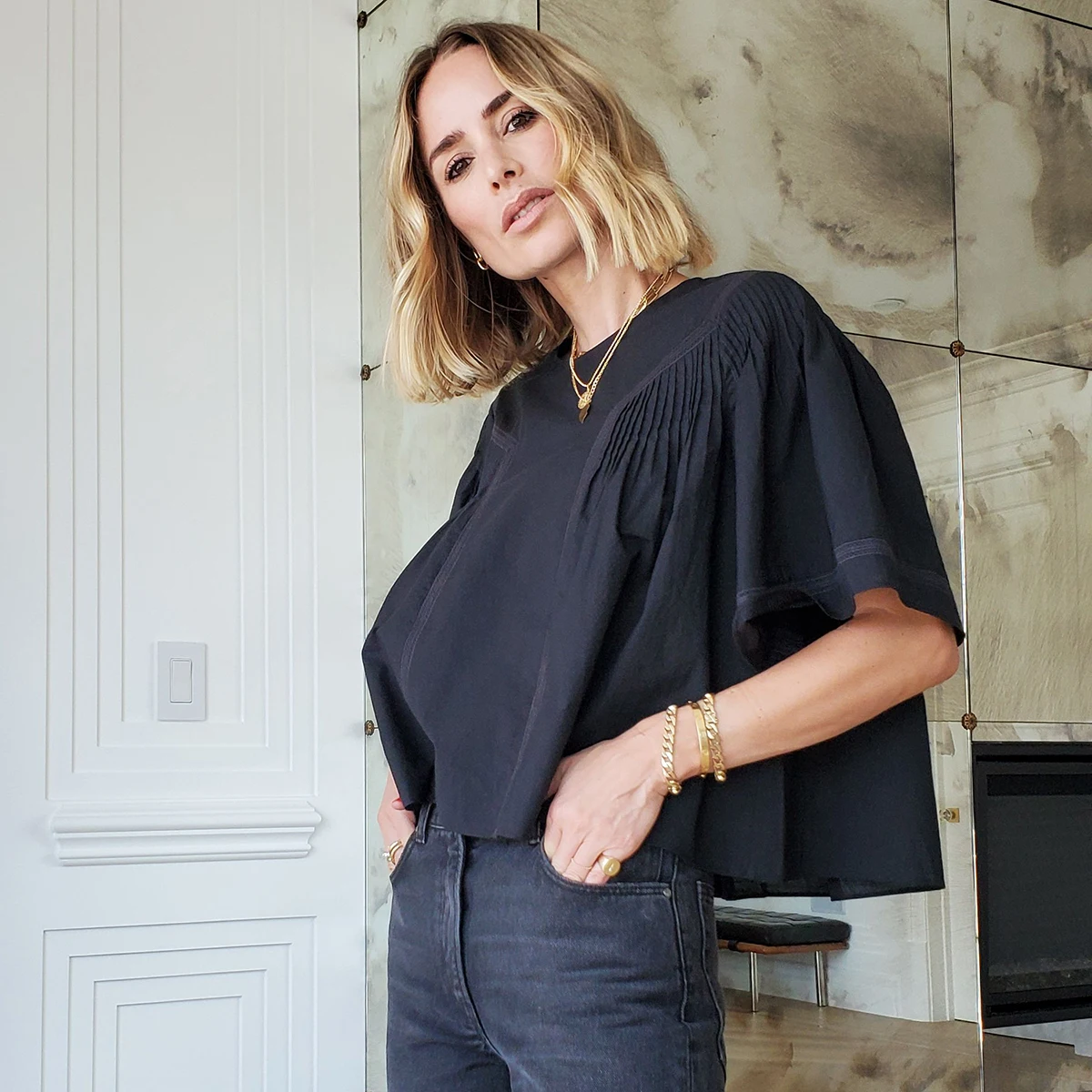 

Hollow Out Loose Blouse Women Summer Flare Sleeve Round Neck Cotton Shirt Casual Vintage Simple Femme Pleats Shirts Tops 2021