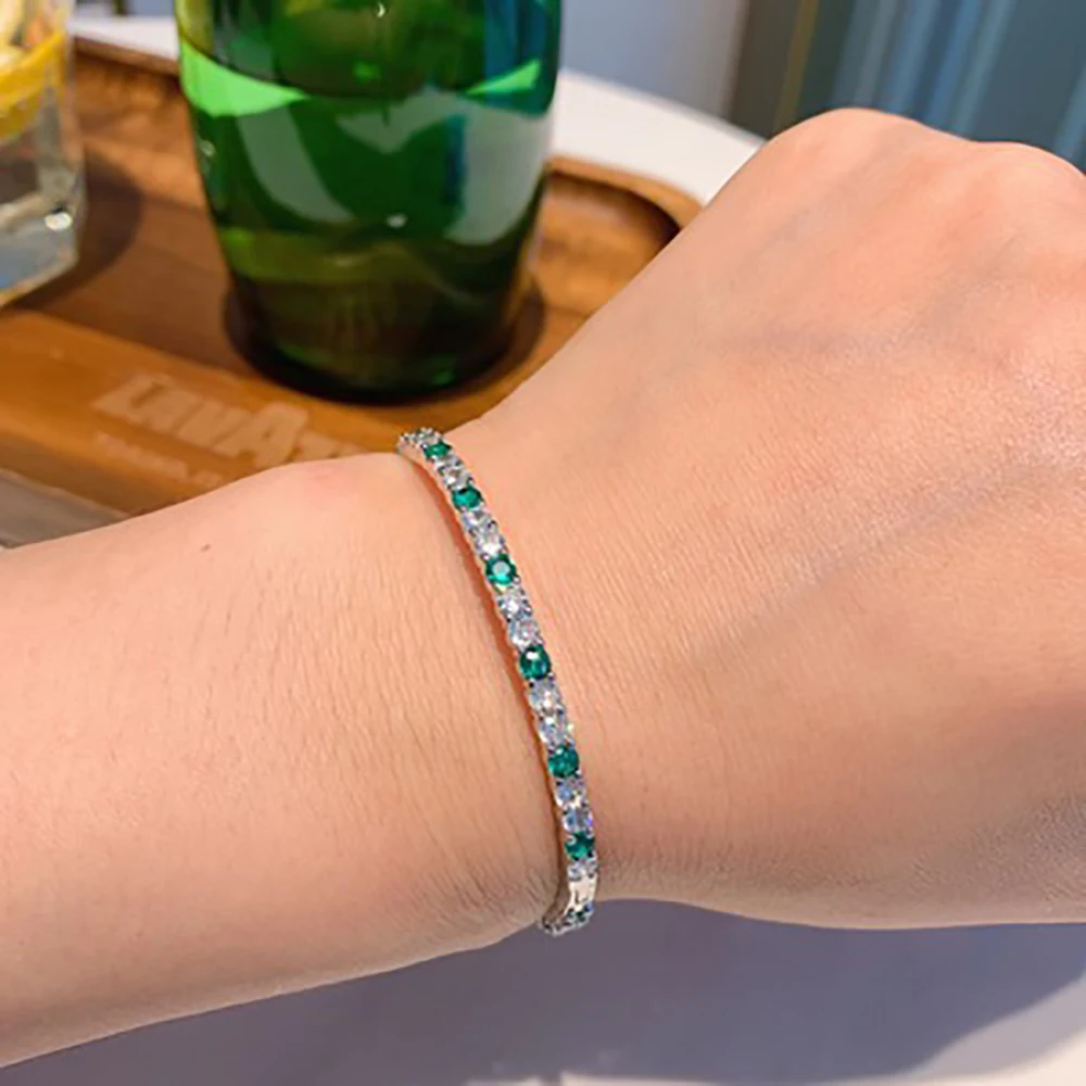 Женский браслет с изумрудом