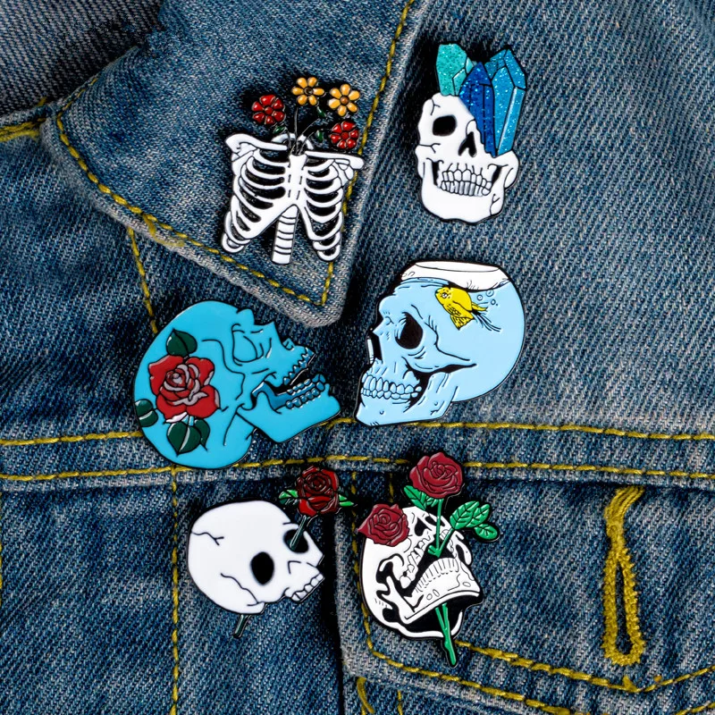 Цветочные эмалированные булавки с черепом Коллекция Pin Lapel с розой Гвоздики любви и смерти Романтическая брошь ювелирный подарок для друзей.