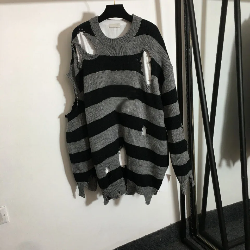 

Женский трикотажный свитер в полоску, с вырезами