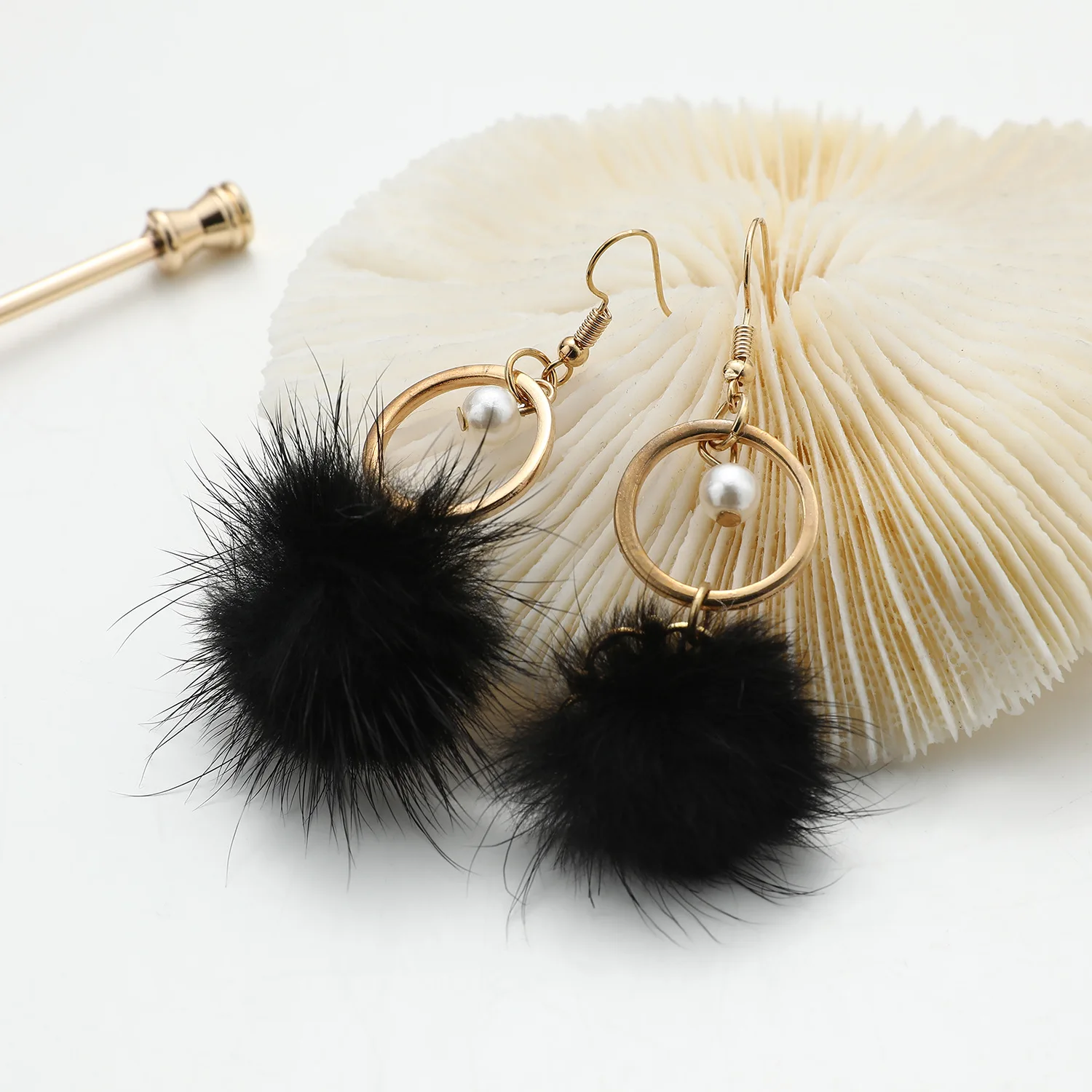 

Korean Simple Fluffy Hairball Temperament Dangle Earrings For Women Wedding Jewelry Fashion Imitation Pearl Circles Drop Earring