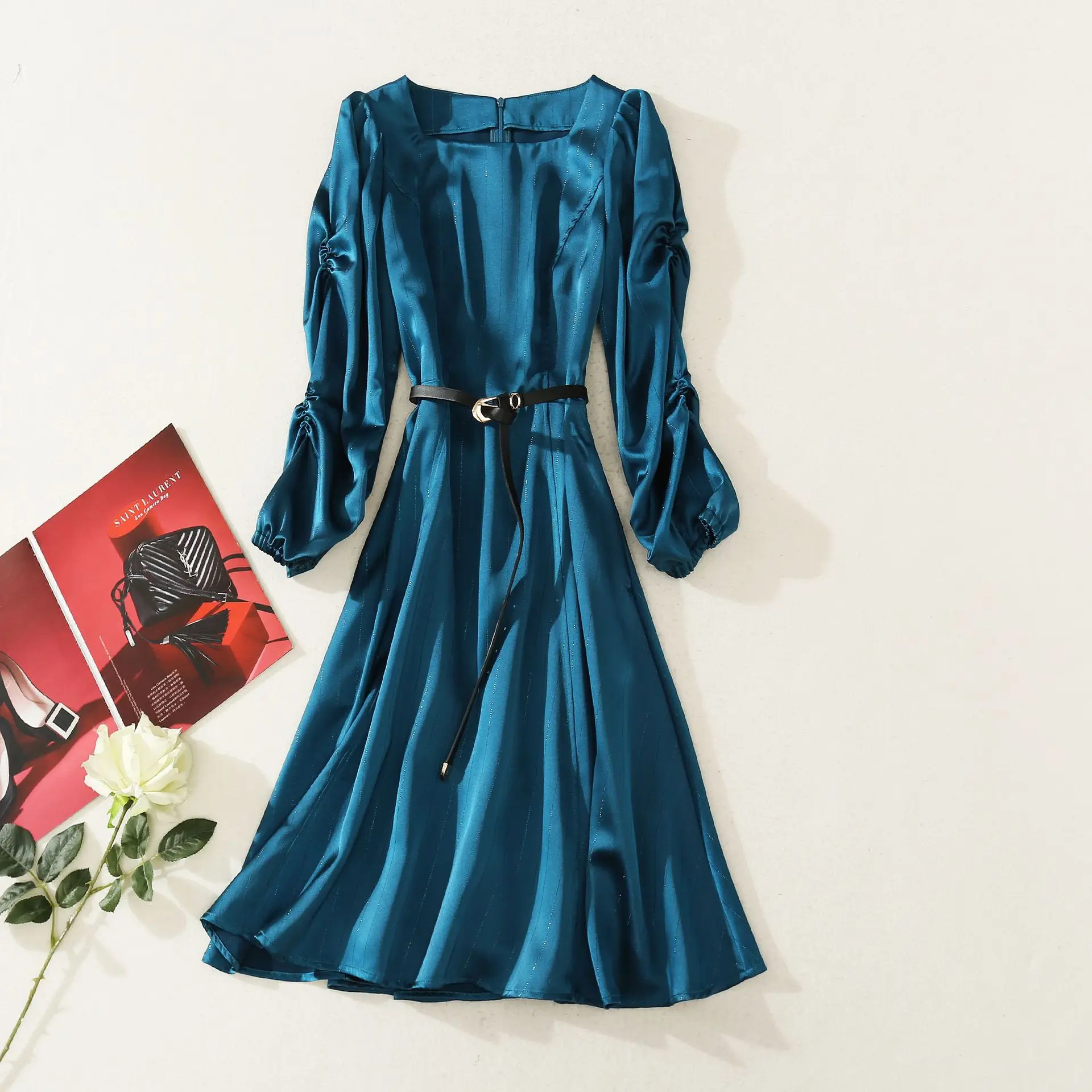 

Женская одежда в европейском и американском стиле новинка осень 2021 стильное платье с длинным рукавом-фонариком и квадратным воротником мод...