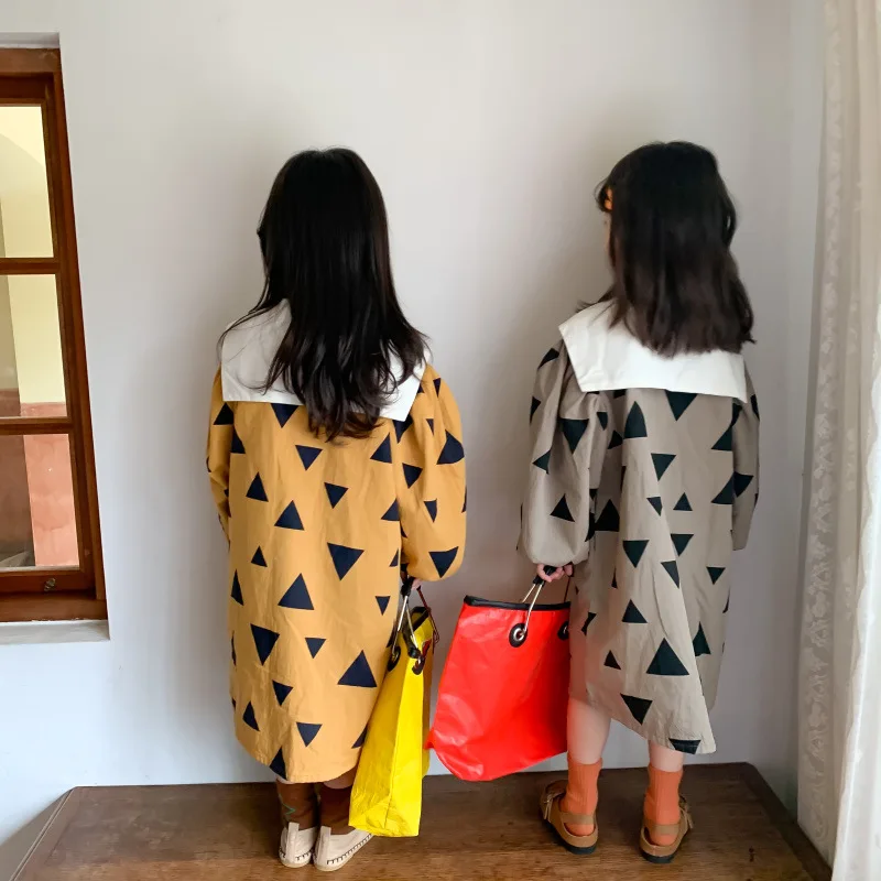 Модное платье с пышными рукавами треугольным принтом и матросским воротником