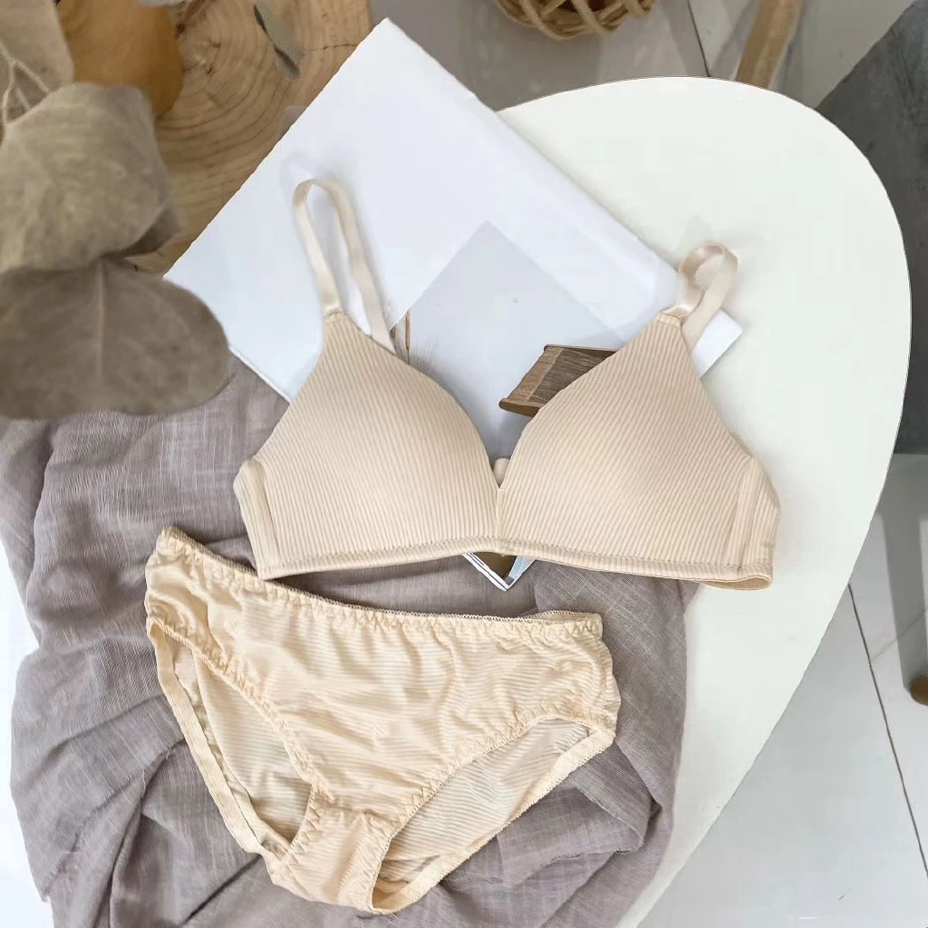 

Women gather thin bras, there is no trace of light and pure colors, women push up wireless bras sexy, foam non-metallic seamless