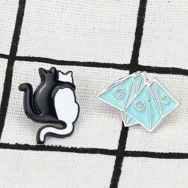 

Cartoon Cute Animal Brooches Kids Black And White Enamel Pins Hugging Cats Backpack Badges Creative Jewelry Gifts For Friends