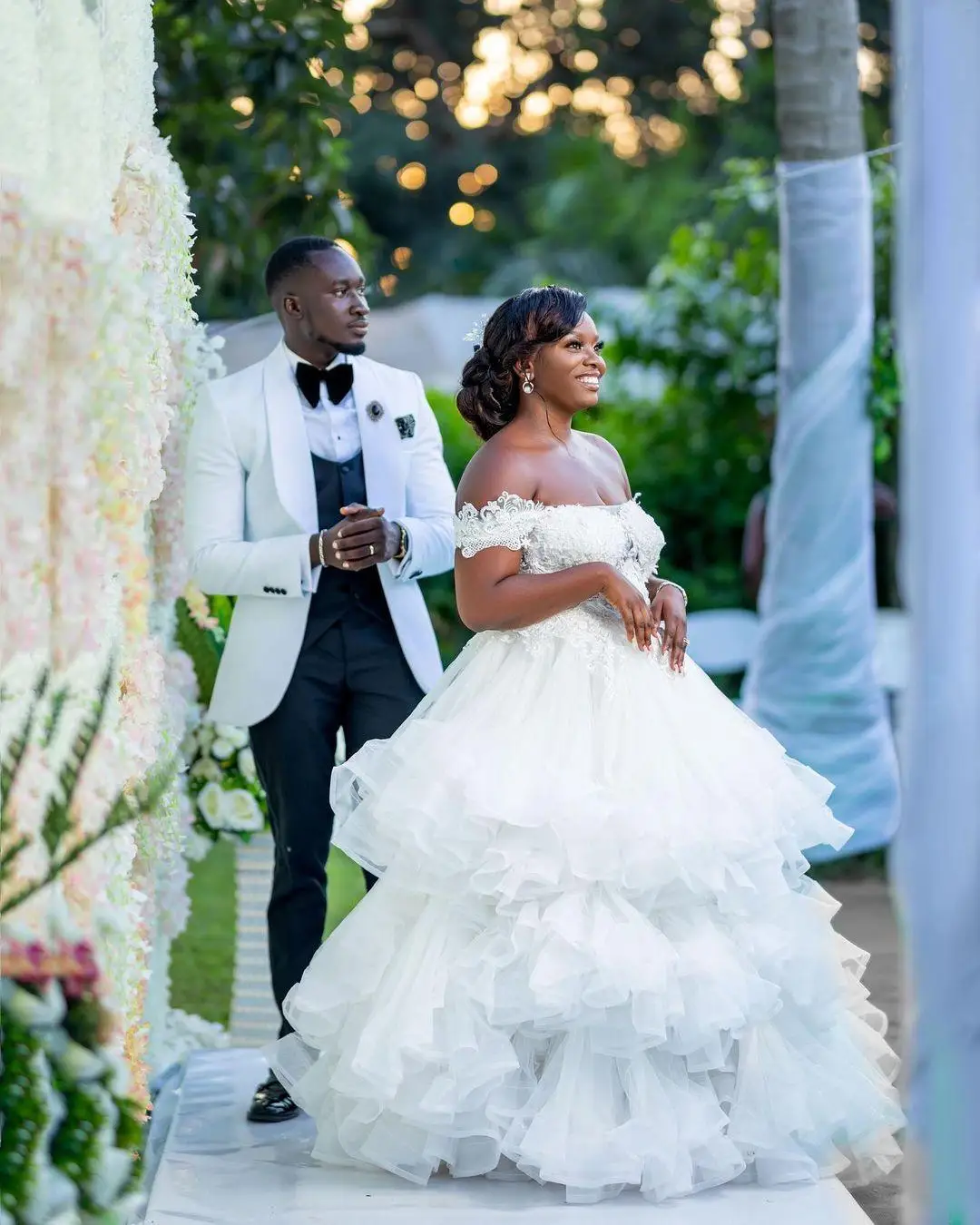 

Stunning A Line Lace Wedding Dresses Off The Shoulder Neck Tiered Bridal Gowns Sweep Train Tulle robe de marie