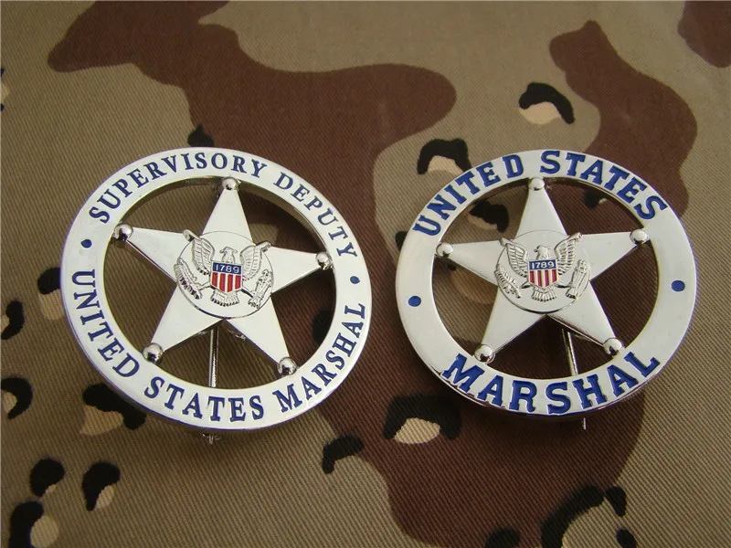 Золотистый/серебристый металлический значок известного представителя команды