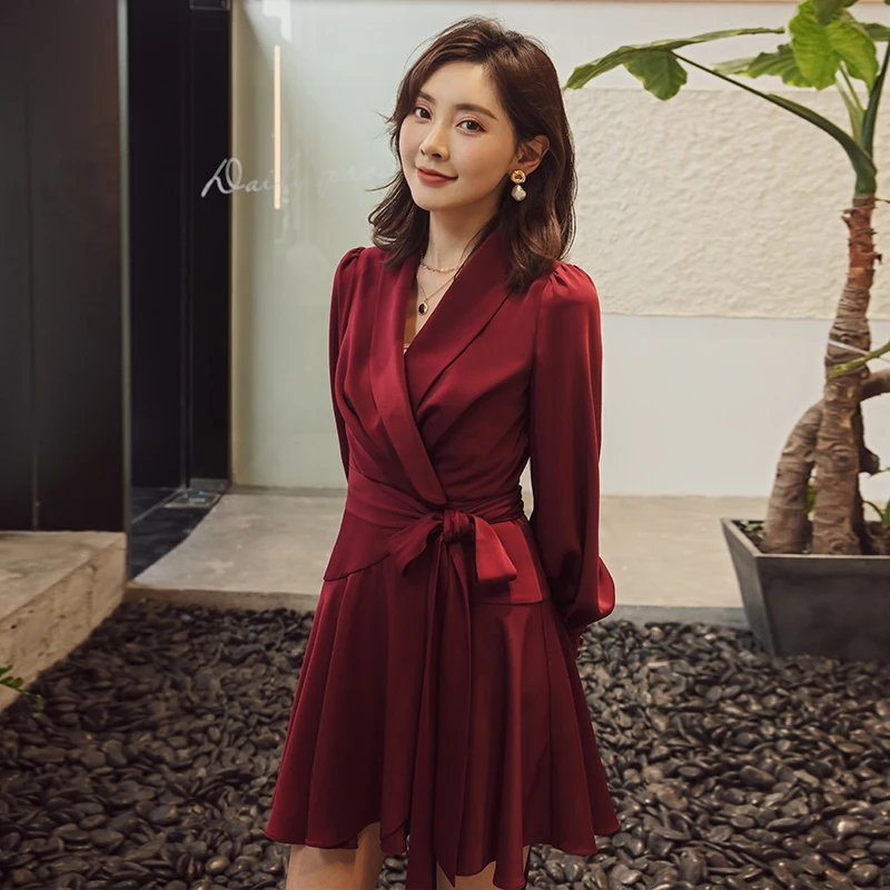 YIGELILA модное платье с глубоким винного цвета отложным воротником и длинными