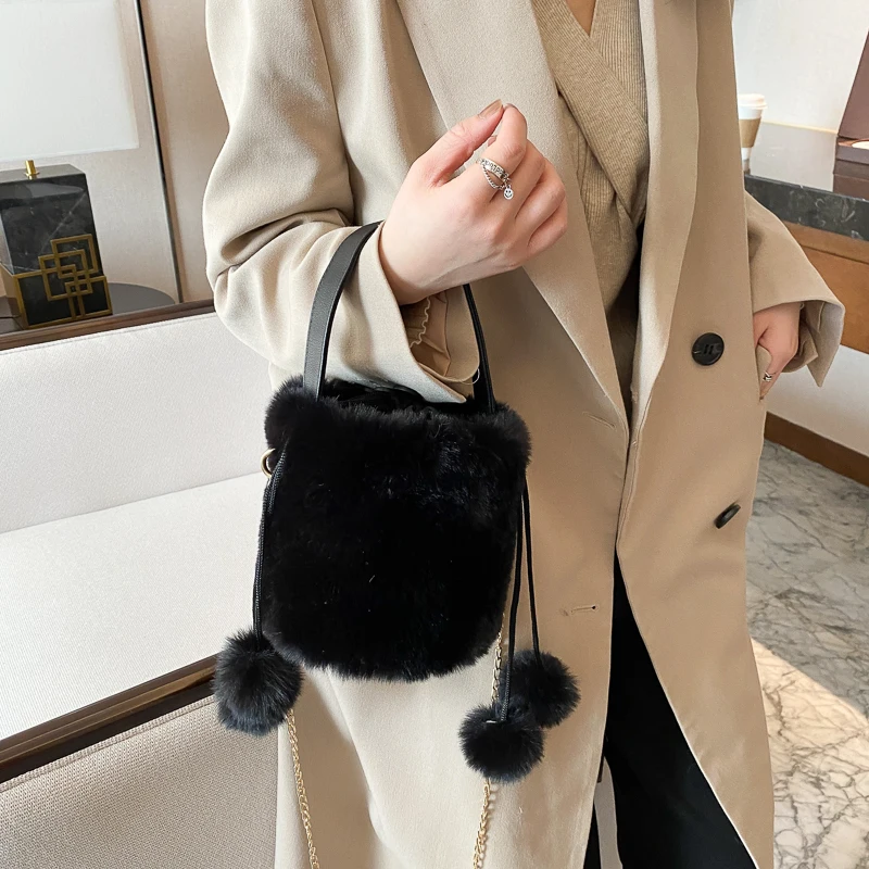 Plush Tote Bags Chain Bucket Bag Soft Fluffy Bag Drawstring Furry Bags For Women 2021 Luxury Designer Handbag Fur Shoulders Bags