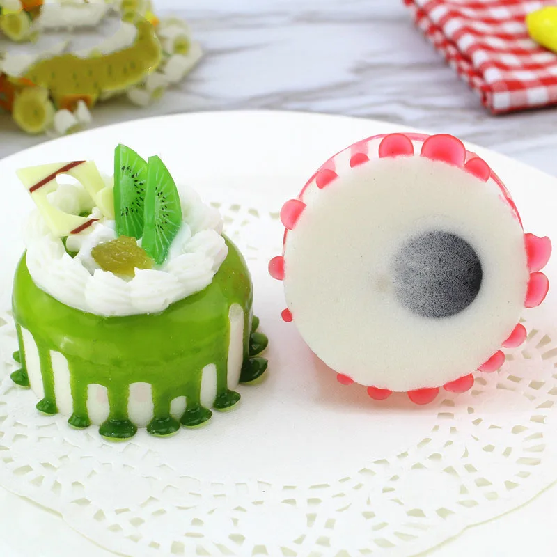 Искусственный десерт маленькие пирожные искусственное украшение еды фотография