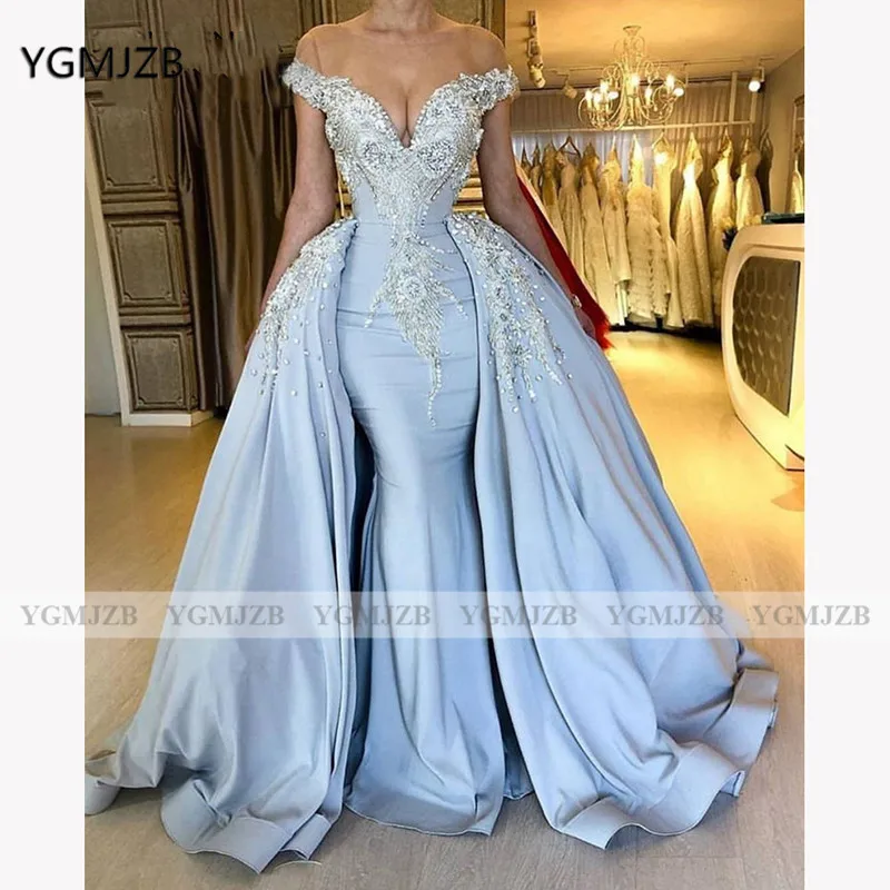 Женское длинное атласное платье с открытыми плечами со съемной юбкой украшенной