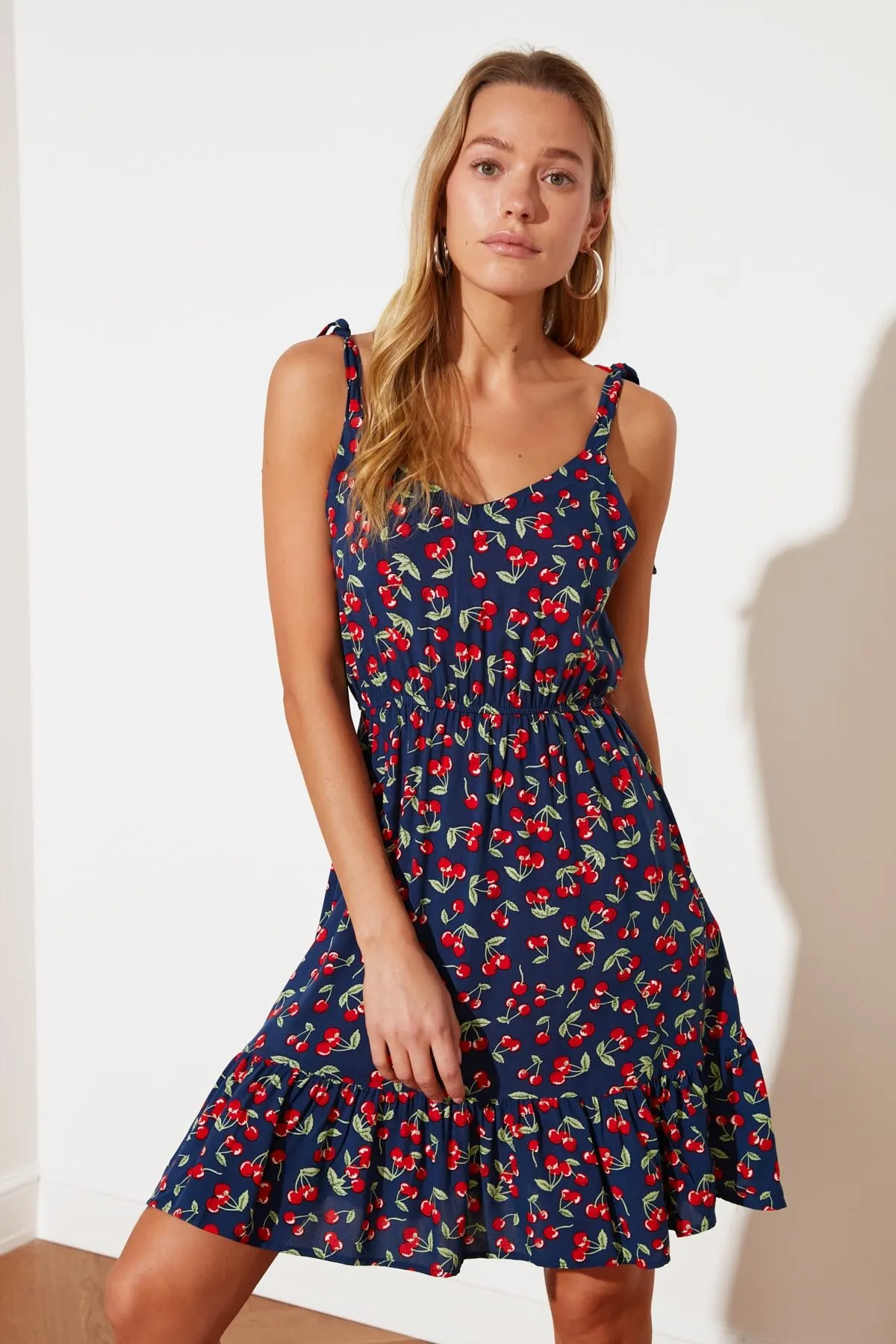 

Женское платье цвета индиго с принтом