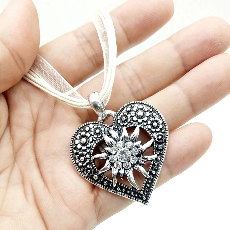 

New Fashion Vintage Engraved Heart Shape Pendant Necklace Lucky Multicolor Edelweiss Necklace Dirndl Costume Jewelry Wholesale