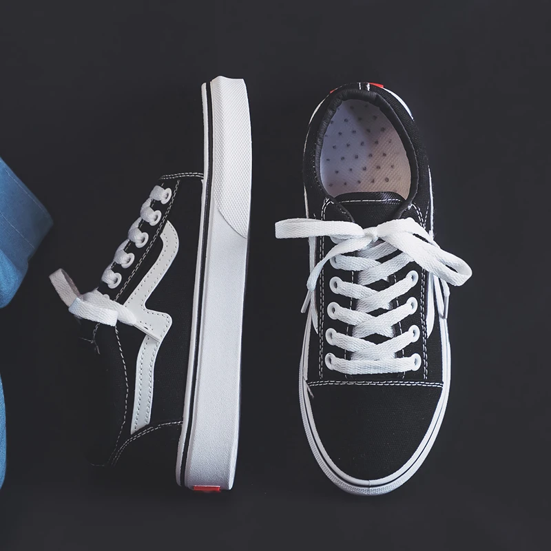 Женские кроссовки на плоской подошве из искусственной кожи платформе