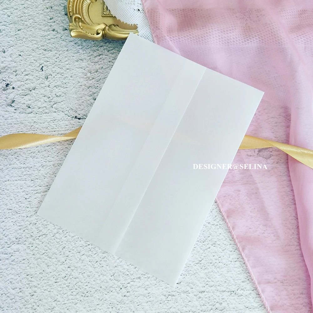 50 прозрачных свадебных приглашений с конвертом в цветочек и зеленой лентой