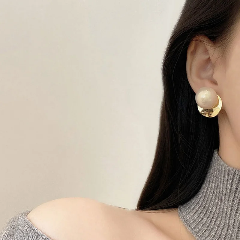 

Vintage Gold Color Geometric Round Disc Pearl Earrings For Women Simple Elegant Cute Stud Earrings Fashion Party Jewelry