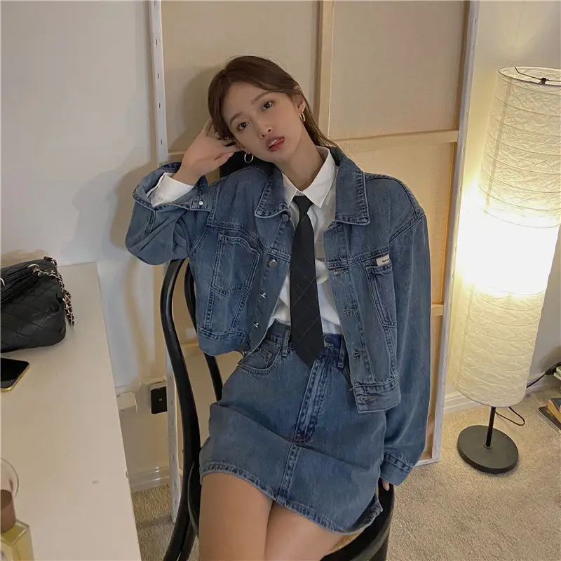 Женский костюм из двух предметов джинсовая куртка и свободная короткая юбка в