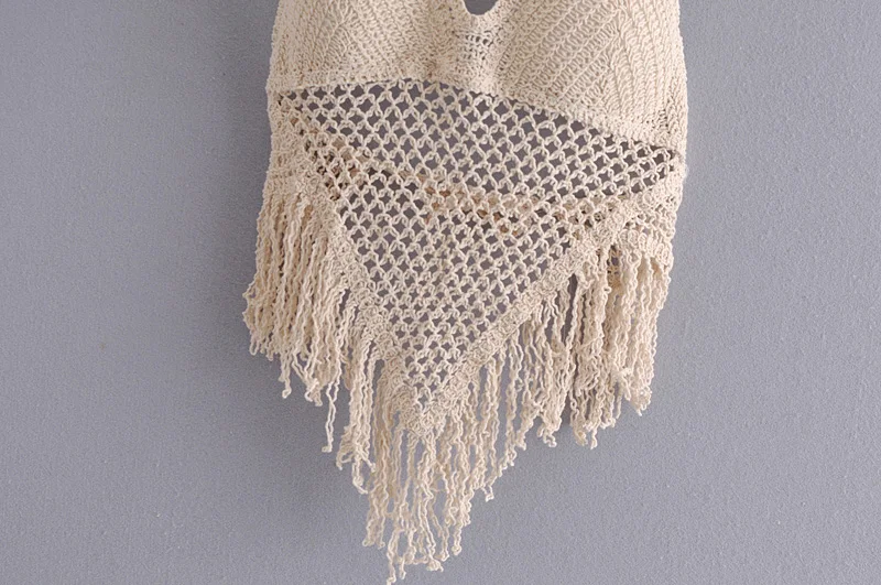 Женский укороченный топ без рукавов с вырезами и кисточками |