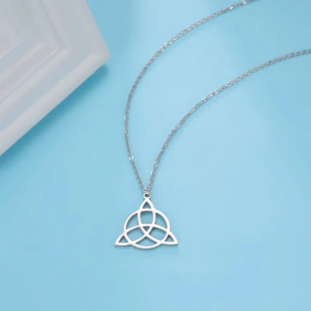 

Skyrim Viking Irish Celtics Knot Pendant Necklace for Women Amulet Triquetra Chain Necklaces Stainless Steel Jewelry Gifts