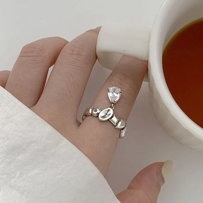 Женское кольцо с подвеской в виде капли воды из серебра 925 пробы | Украшения и