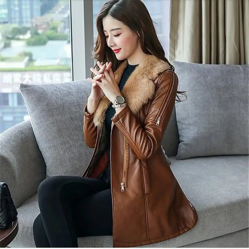 Женское пальто из искусственной кожи зимнее средней длины с меховым воротником