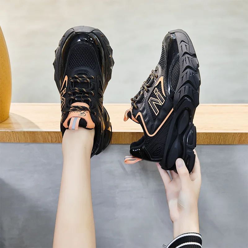 

Plus velvet warm fashion ladies old shoes 2021 winter new rubber suction mold sole casual sports shoes women