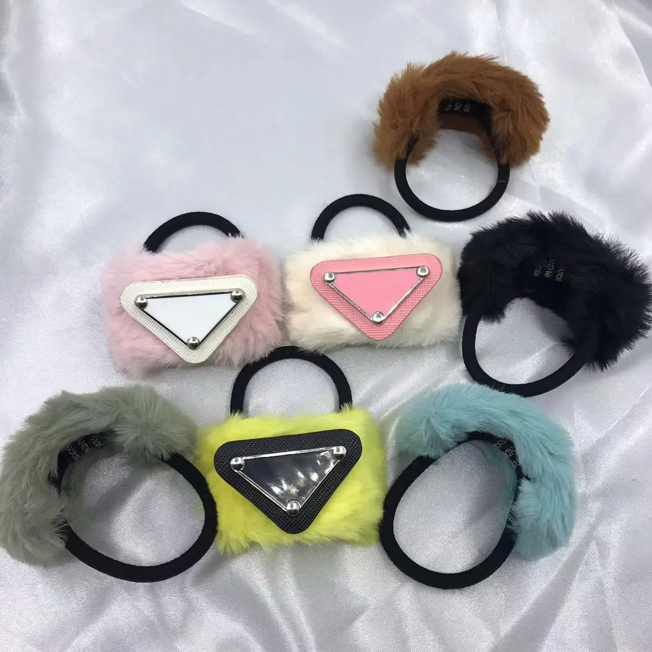 

Модная сетчатая резинка для волос в стиле знаменитостей с такими же перевернутыми треугольниками, плюшевая резинка для волос, милые и милые...