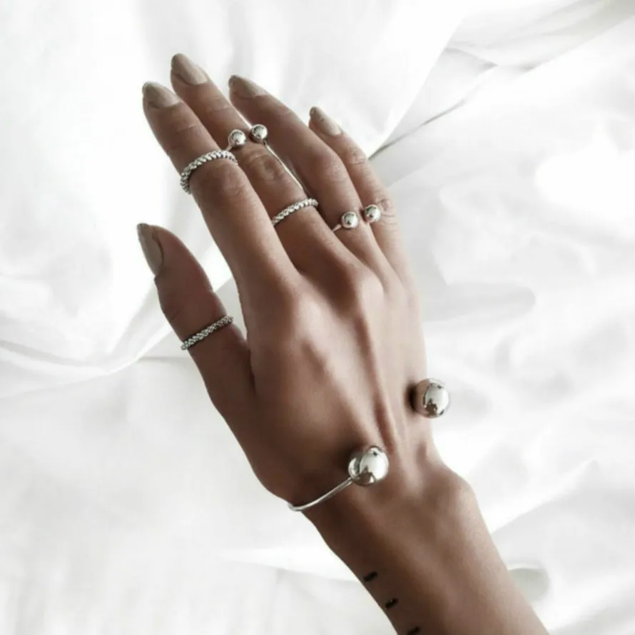 Браслет с шармами и стальным шариком простой в виде листа геометрической формы