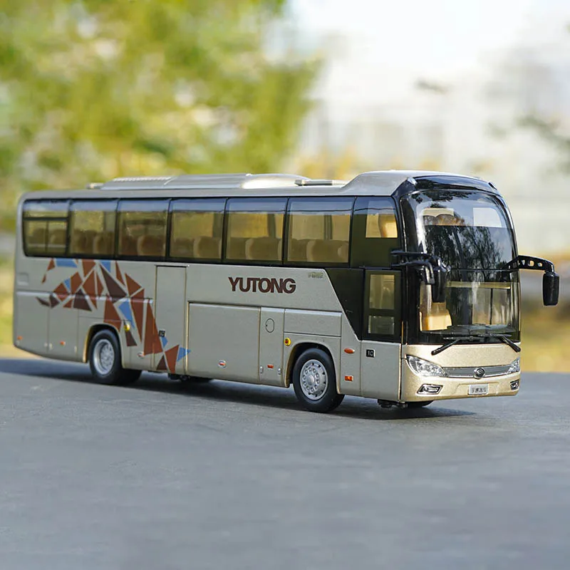Литая двухслойная модель туристического автобуса Yutong ZK6118HQY8Y в масштабе 1:42