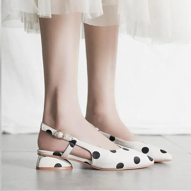 Женские туфли в горошек лодочки на среднем каблуке с острым носком толстом