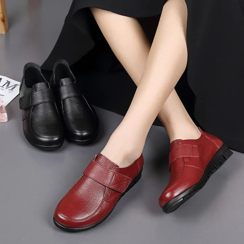 

Осенне-зимняя новая кожаная женская обувь для женщин среднего и пожилого возраста обувь для мам на плоской подошве с глубоким носком женски...