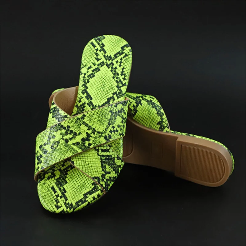 Женские летние тапочки на плоской подошве Повседневная обувь со змеиным принтом