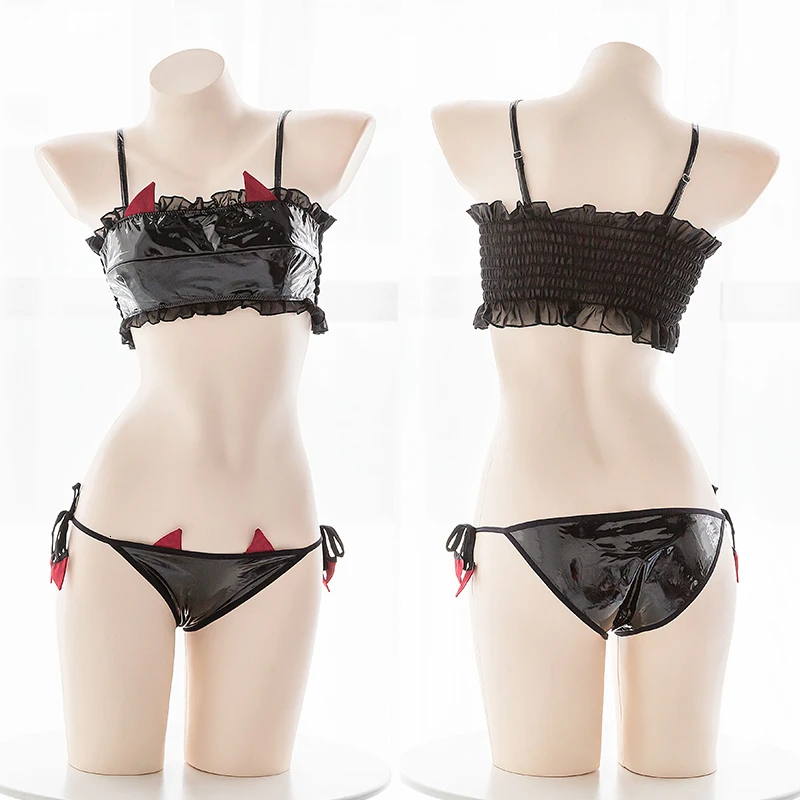 Комплект женского нижнего белья из лакированной кожи в готическом стиле |