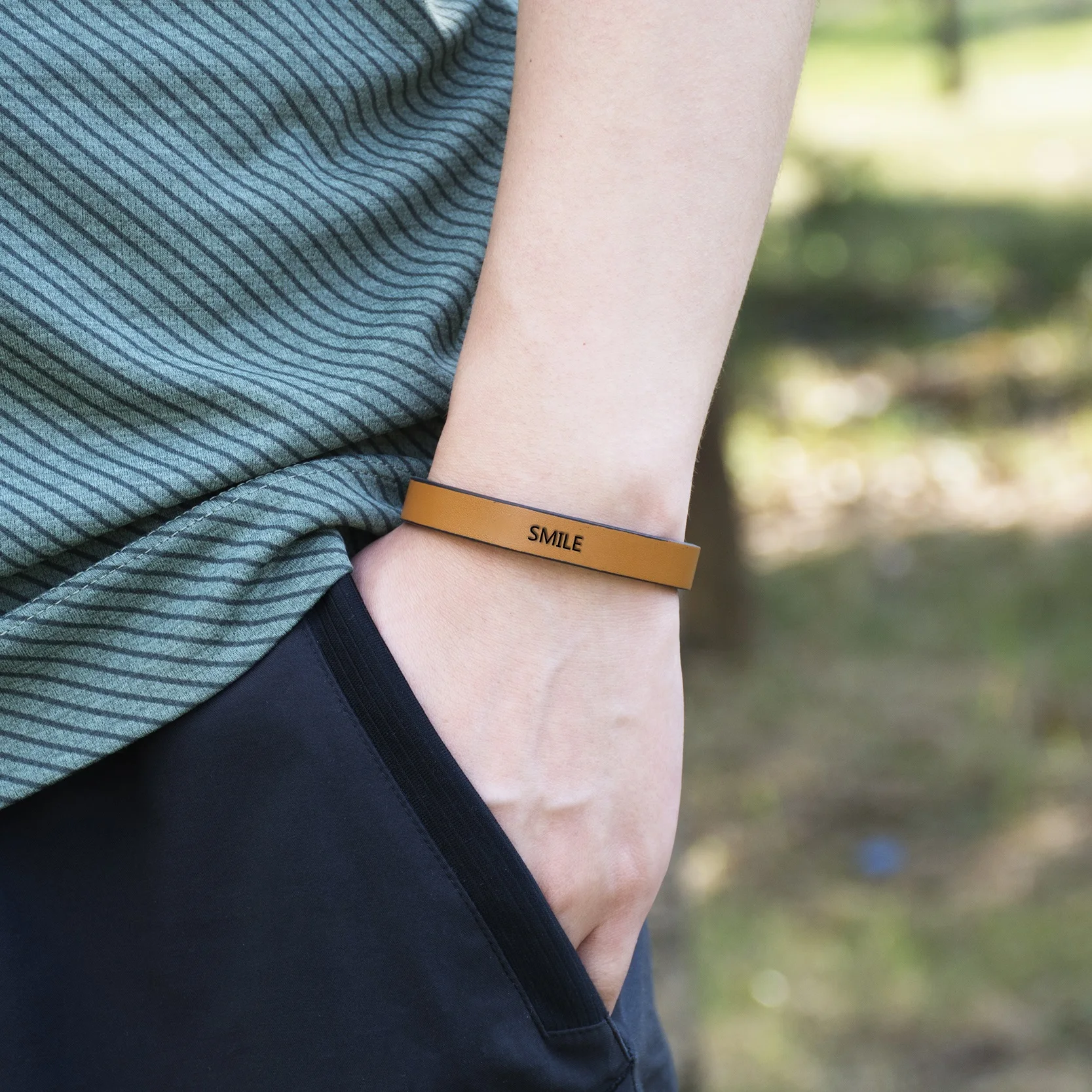 Улыбка кожаный браслет сообщение манжеты браслеты для женщин мужчин кнопка