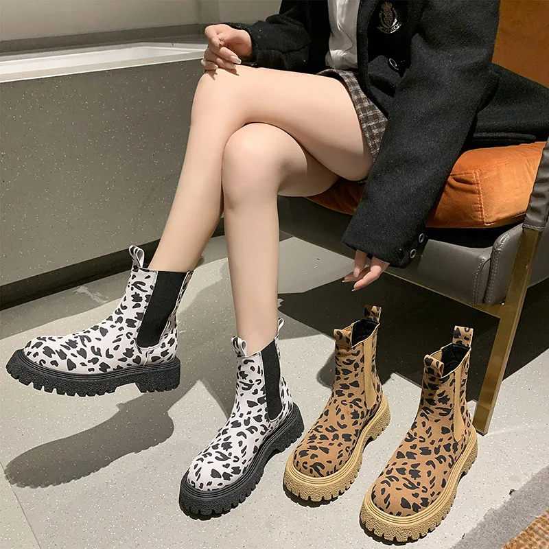

Женские короткие ботинки на толстой подошве, леопардовые полуботинки мартинсы, локомотивная обувь, женская осенне-зимняя обувь на массивно...