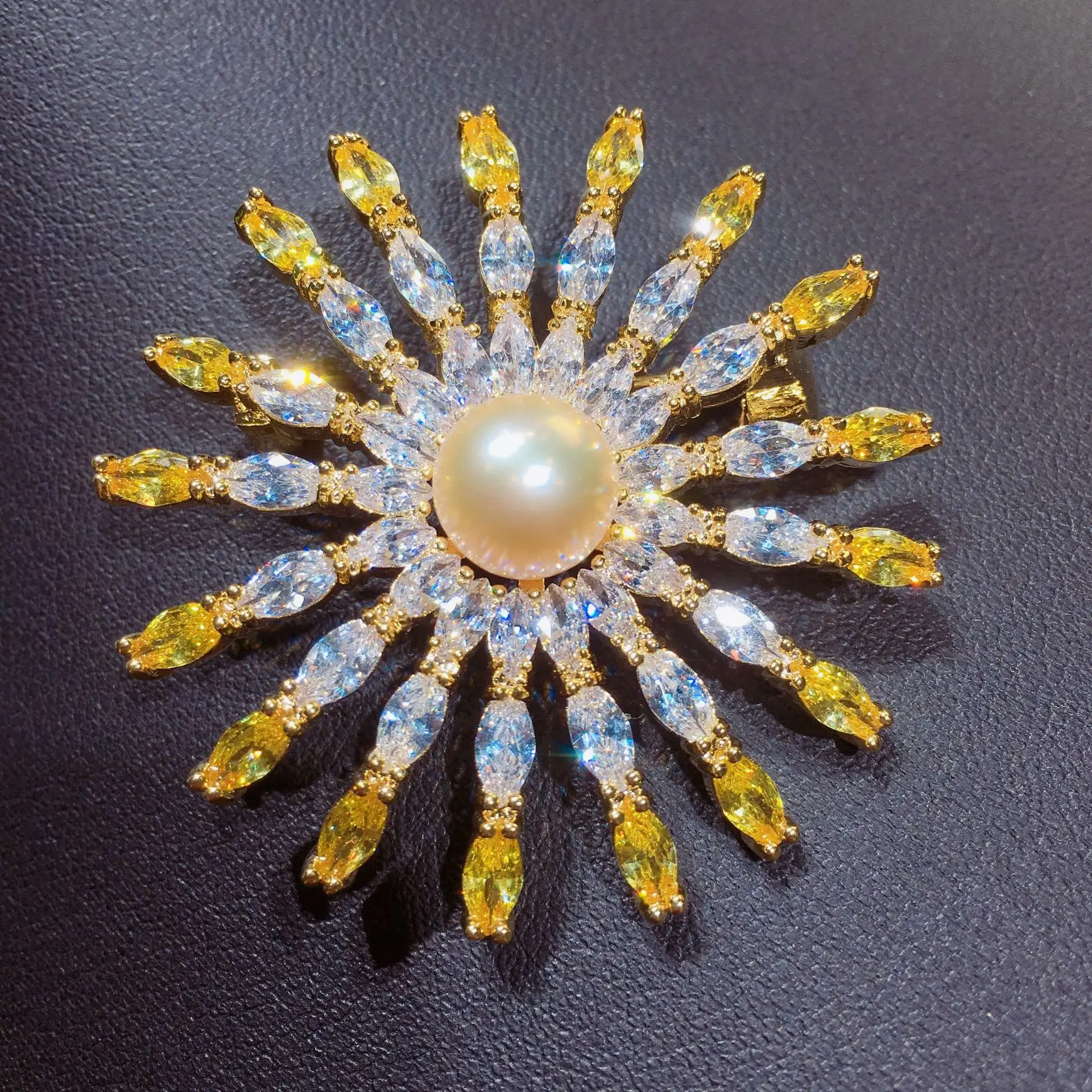 

High-grade natural freshwater pearl brooch copper plated gold zircon brooch pin