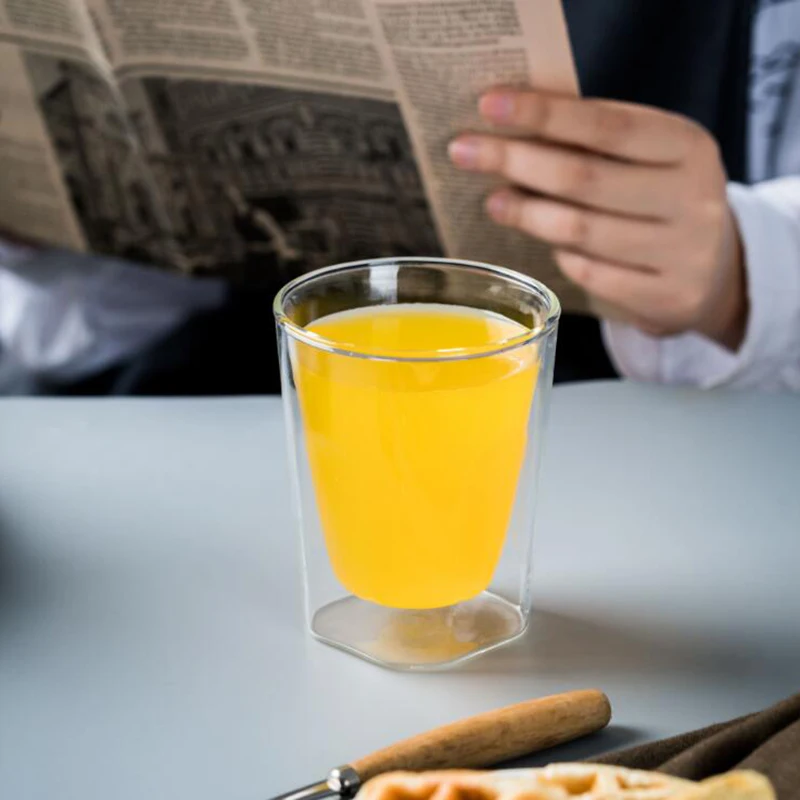 Двухслойная квадратная стеклянная большая чашка для молока сока изоляция