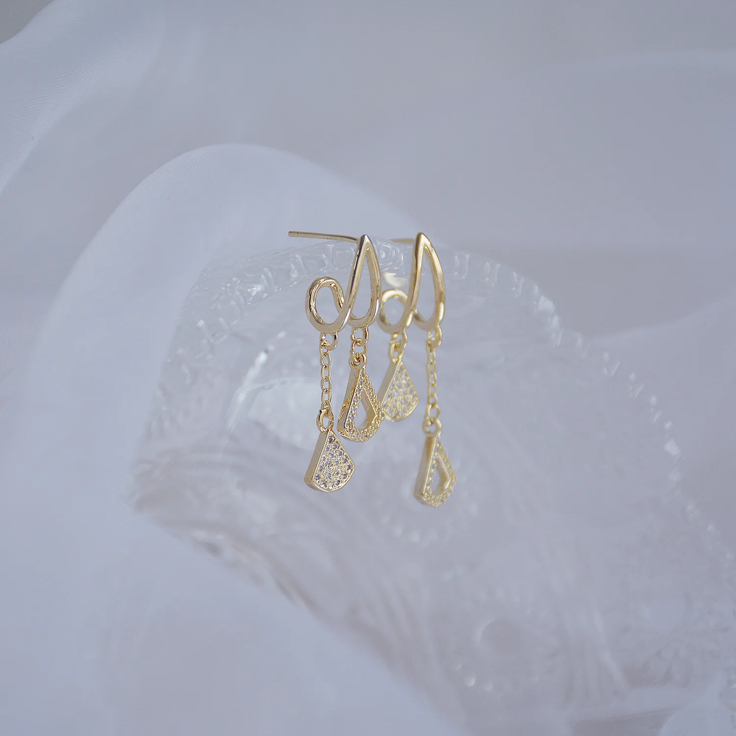 

Ins Hot Sale 14K Real Gold Zircon Triangle Design Hollow Stud Earrings for Women Cubic Zircon ZC Earrings