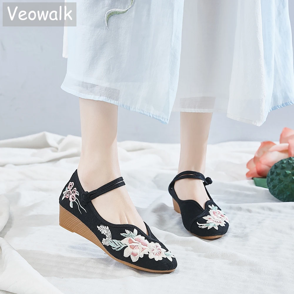 

Veowalk/Женская хлопковая ткань с вышивкой; Туфли на танкетке 4 см; Женская обувь с острым носком на платформе в стиле ретро; Удобная обувь с выши...