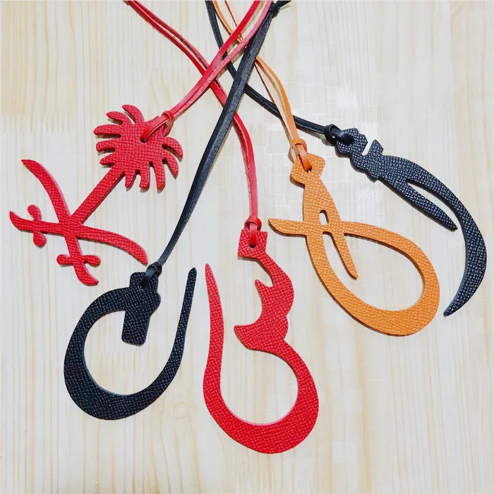 

Customized Genuine Leather Character Arabic Letter Bag Charm Alphabet Keychain Women Leather Bag Pendant Handbag Ornament