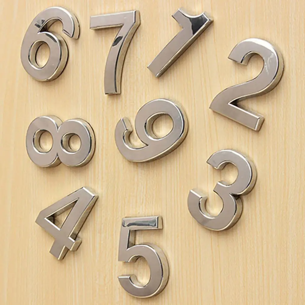 Цифры номера на двери квартиры. Номерок на дверь. Номер квартиры на дверь. Цифры на входную дверь. Металлические номерки на дверь.