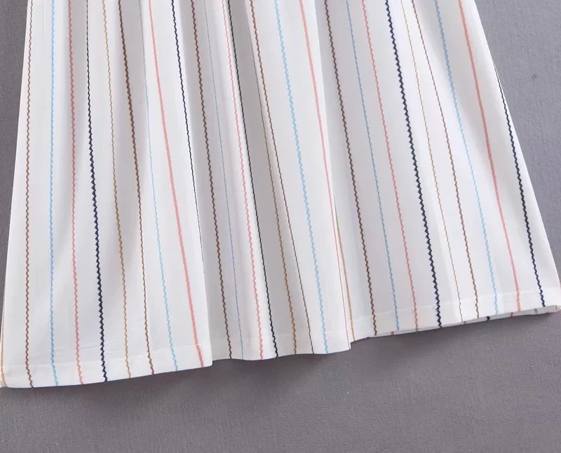 Женское льняное платье средней длины белое винтажное в полоску с v-образным