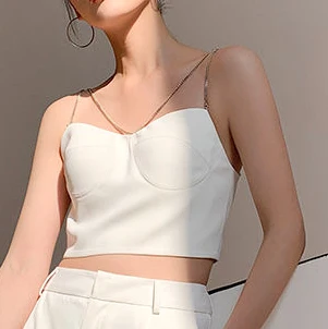 

White suit, chest wrapped, shoulder off, chest wiped, body-building net red suspender vest, female summer coat