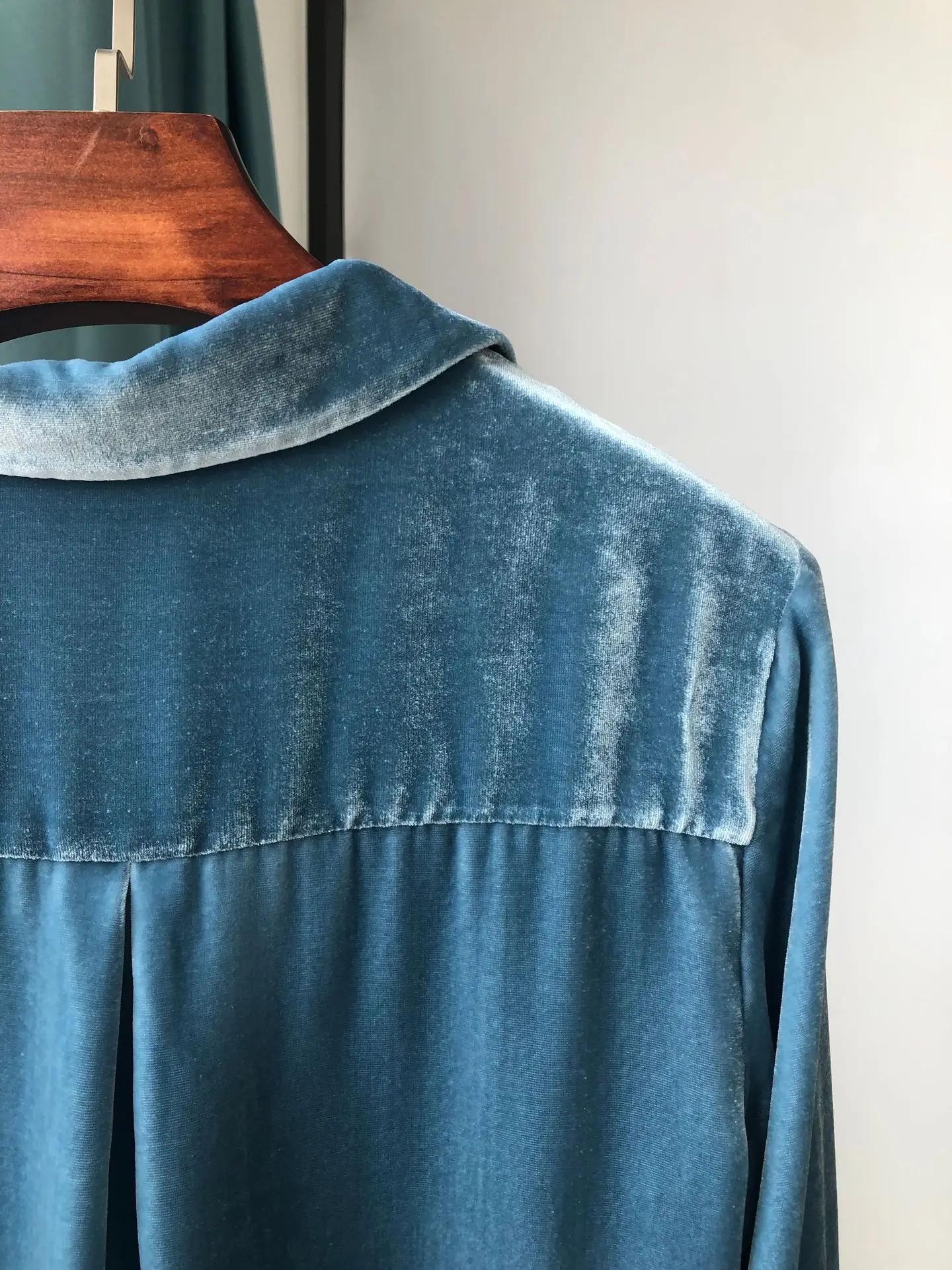 Women Silk Velvet Blouse One Pocket Long Sleeve Notched 2020 Early Autumn Female Single Breasted Shirt | Женская одежда