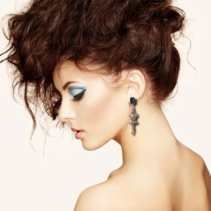 Женские серьги гвоздики под крокодила золотистые с кристаллами украшенные