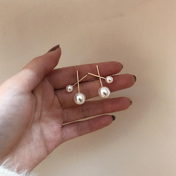 Женские серьги-гвоздики с большими и маленькими жемчужинами |