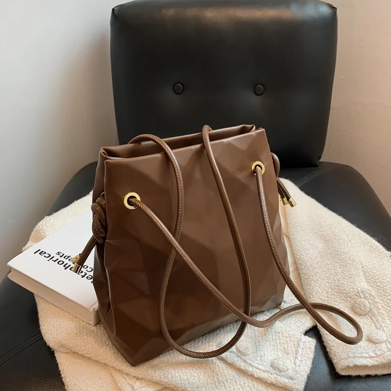 

Autumn and winter new women's shoulder bag 2021 trend high-quality one-shoulder tote bag niche all-match bag