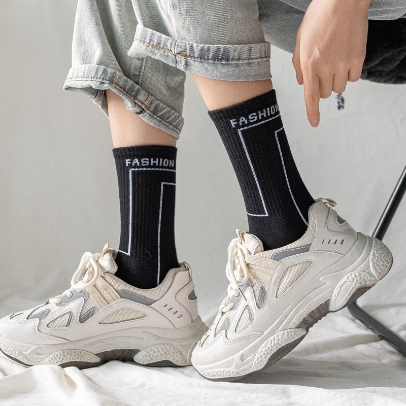 Socks men's stockings Street cotton men's trendy socks simple black and white medium tube socks ins four seasons sports socks