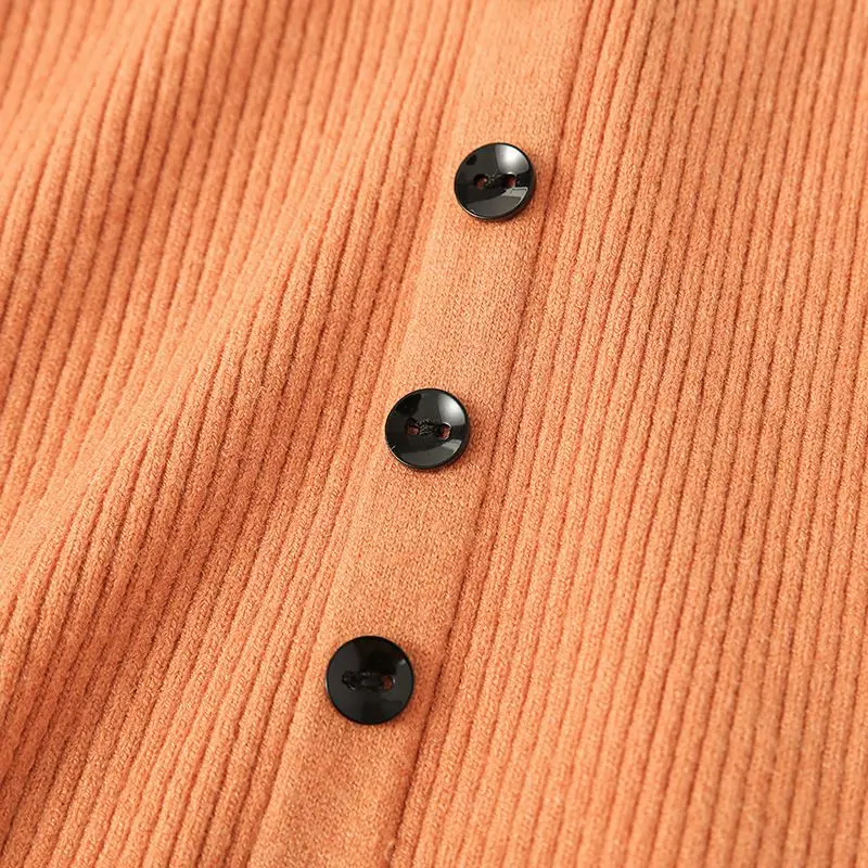 Женский трикотажный свитер на пуговицах однотонный облегающий пуловер в