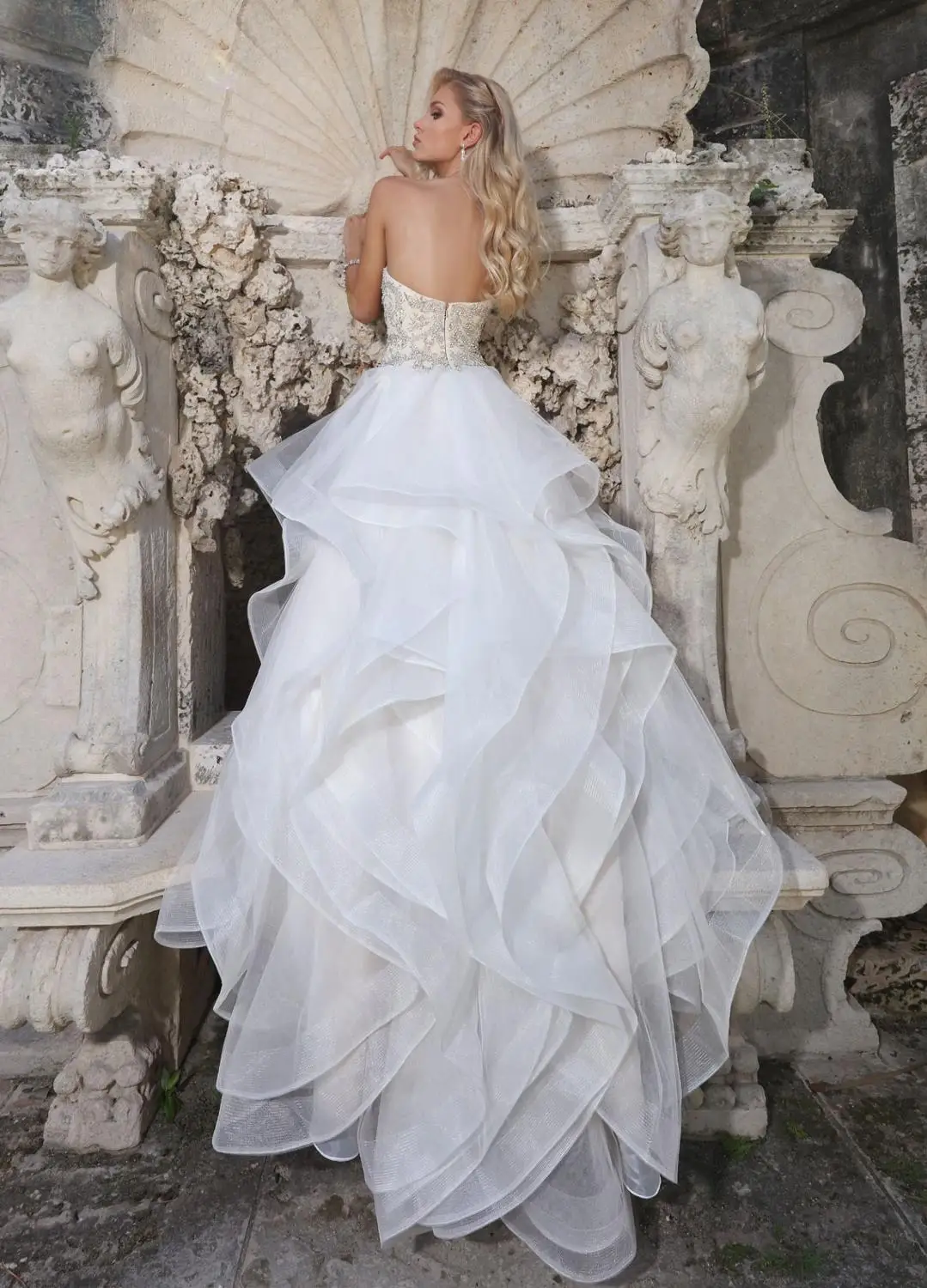 

2020 Wedding Dresses Sweetheart Appliques Beads Bridal Gowns Sexy Backless Sweep Train Plus Size A Line Wedding Dress